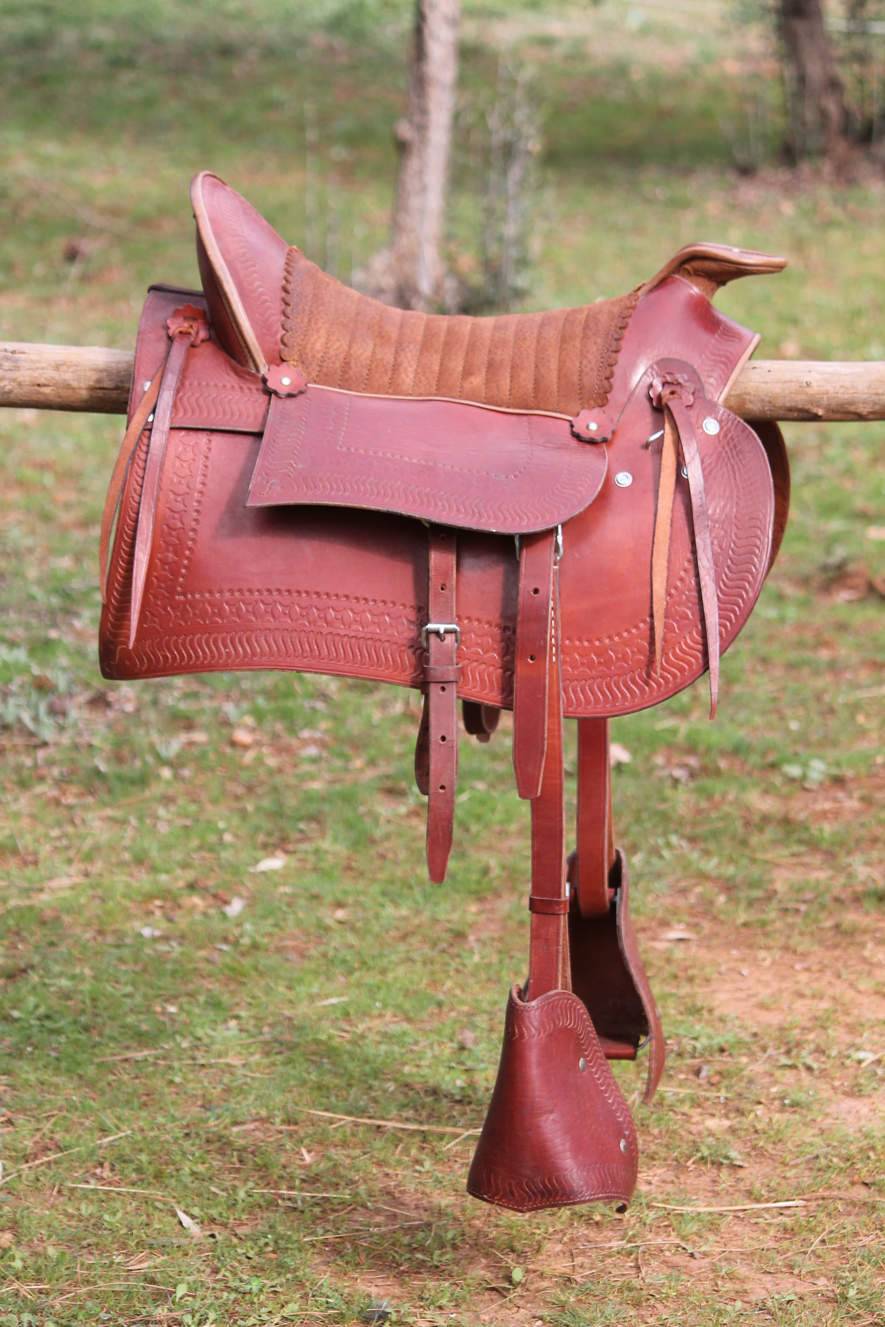 Selle camargue cuir acajou, vue de profil.