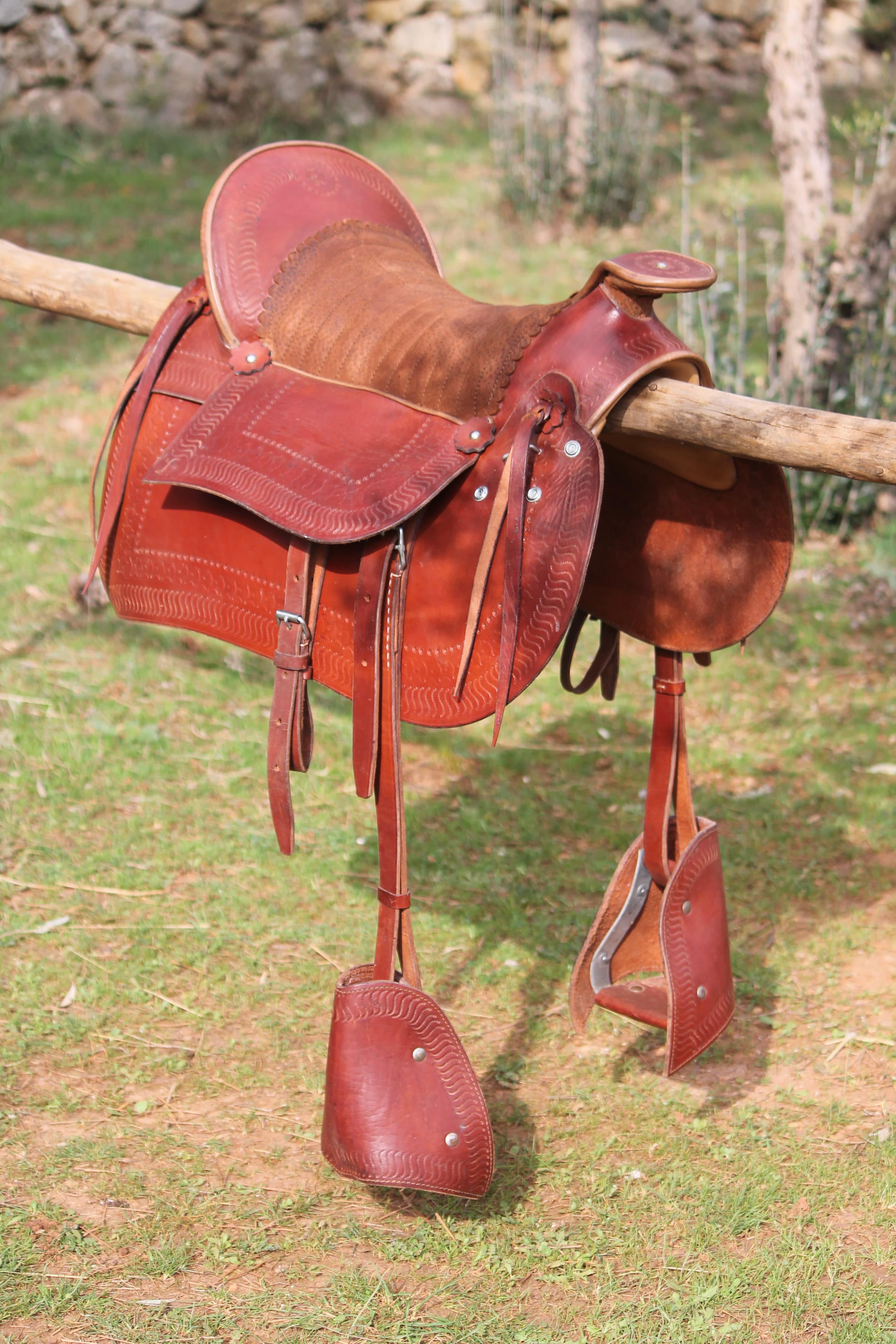 Selle camargue cuir acajou, vue arrière.